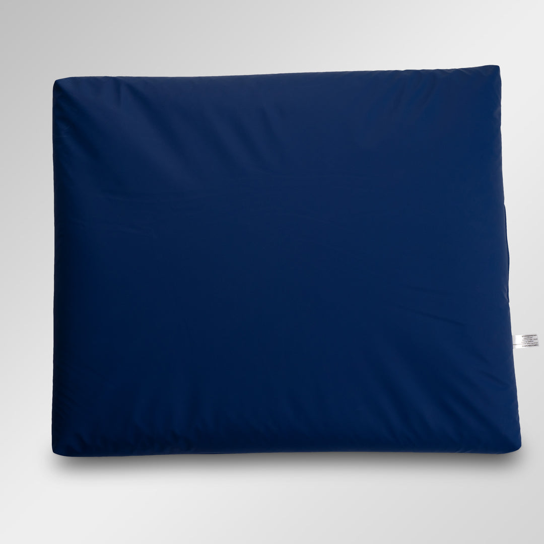 blaue Wickeltischauflage gefüllt mit Naturspreu